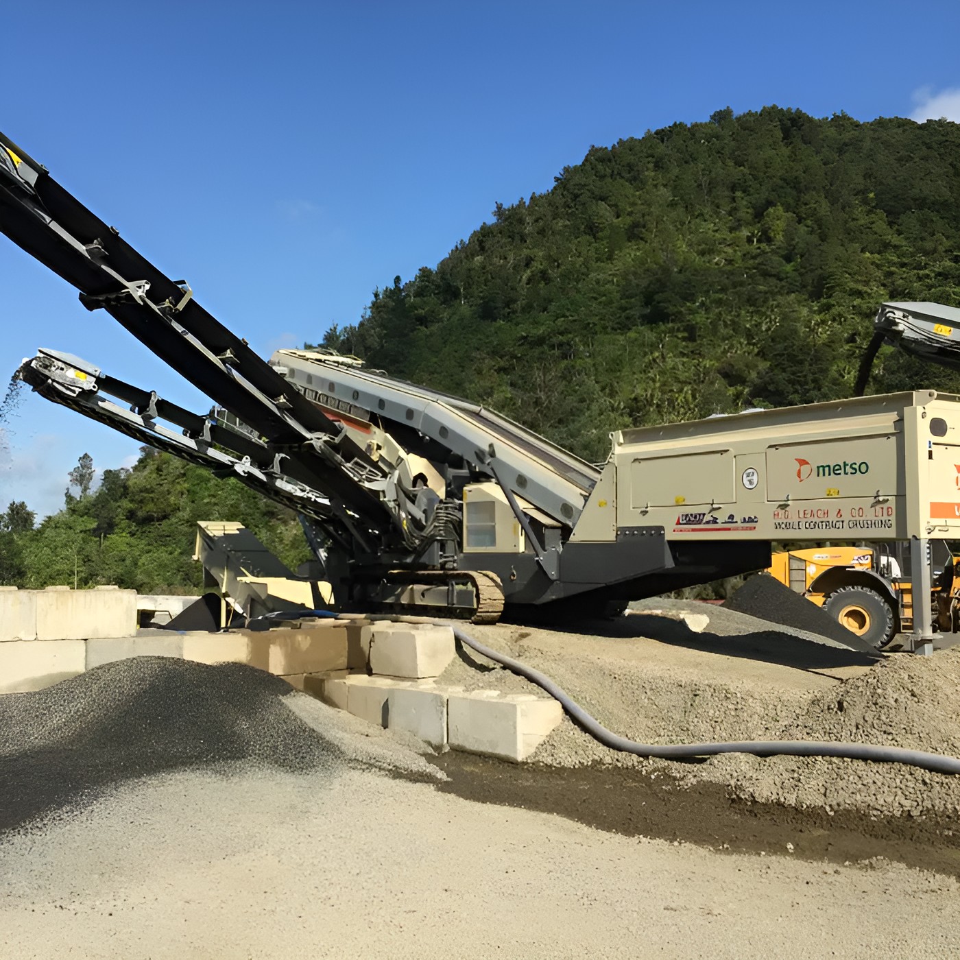 Metso Lokotrack ST4.8 triple-deck mobile screen available for sale through Millennium Machinery for Ecuador, Panama, and Guyana